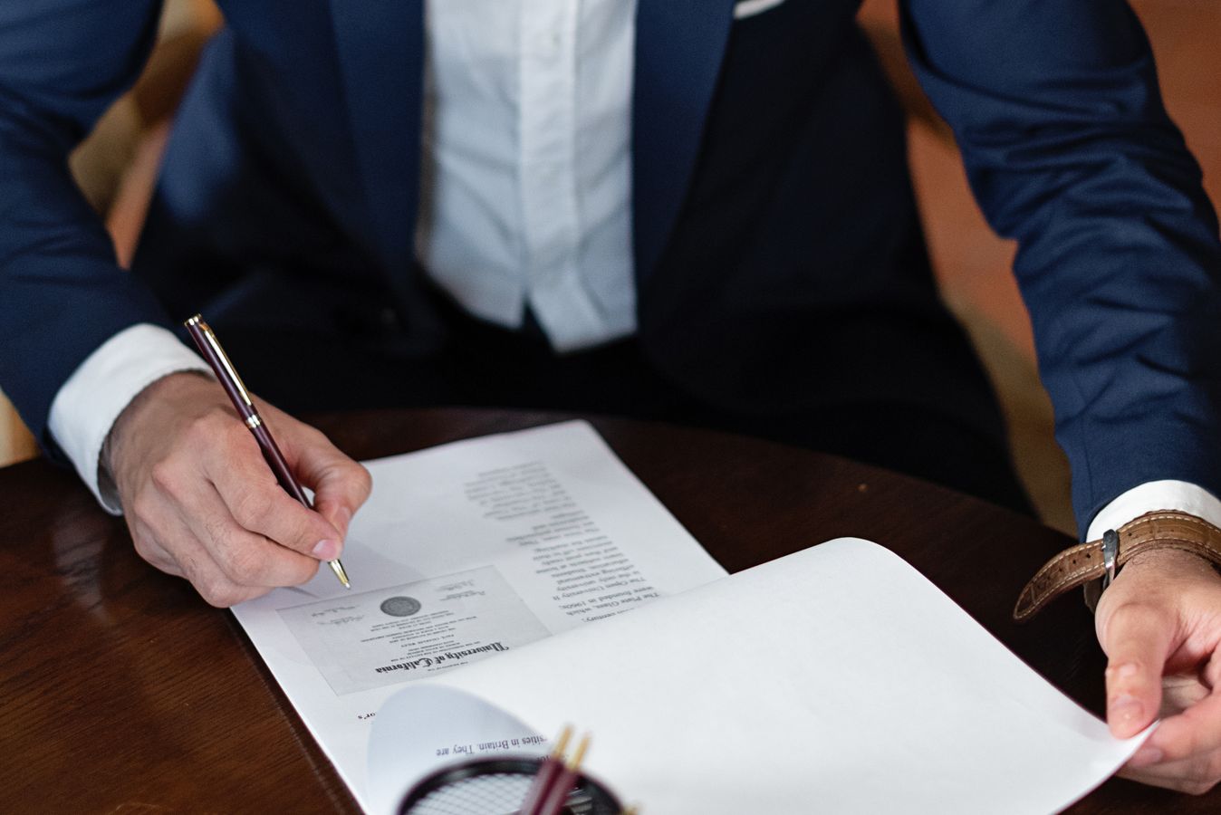 Advogado trabalhista assinando documentos de ação trabalhista