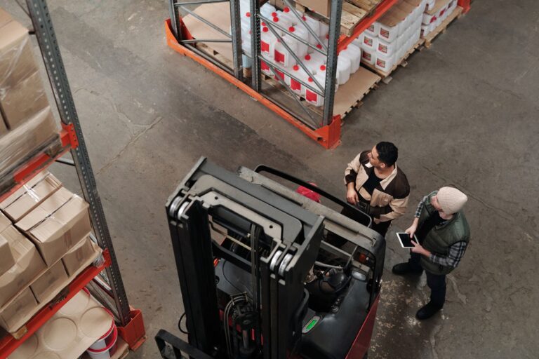 Trabalhadores em reunião com representante sindical sobre demissão em massa