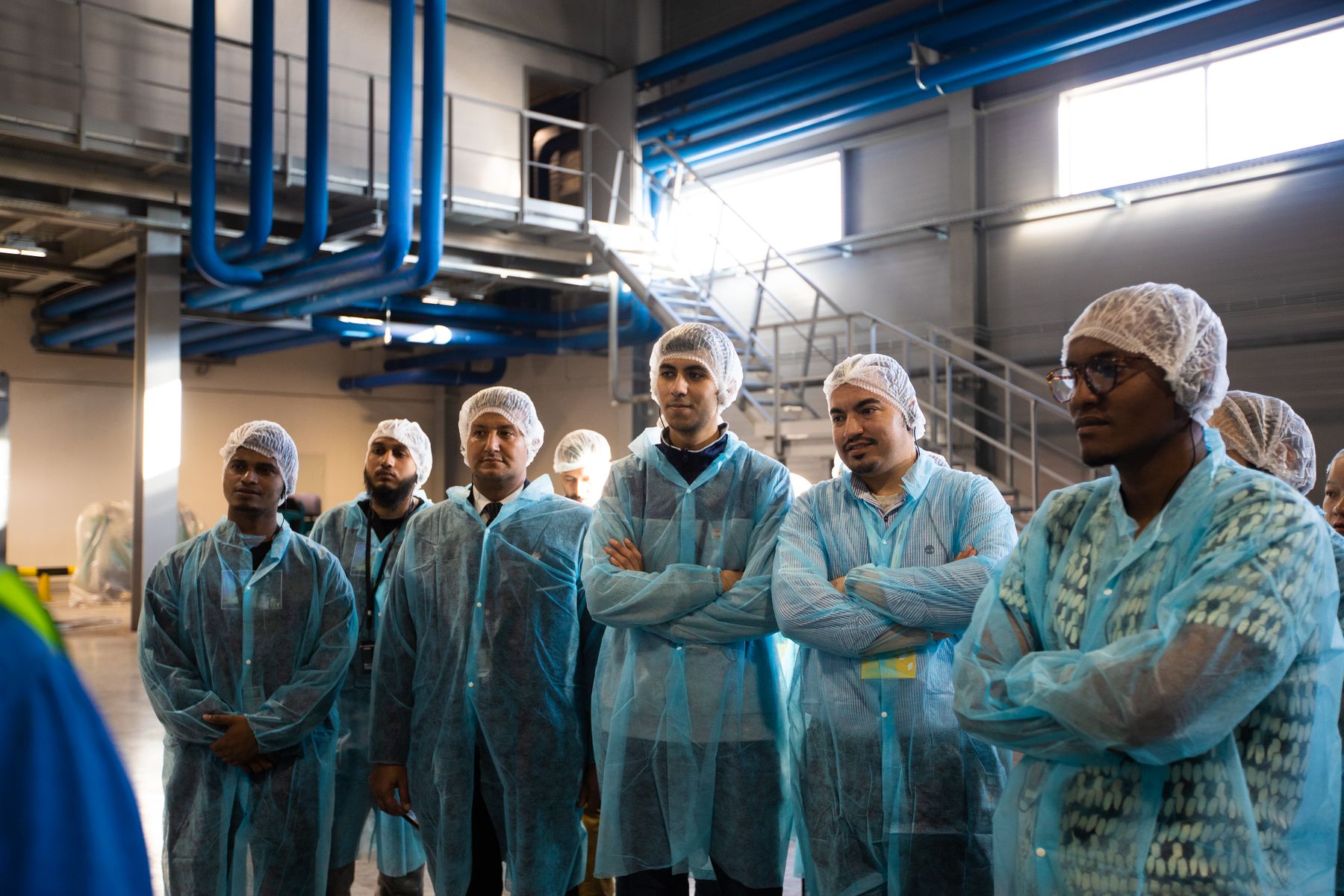 Grupo de trabalhadores de fábrica reunidos