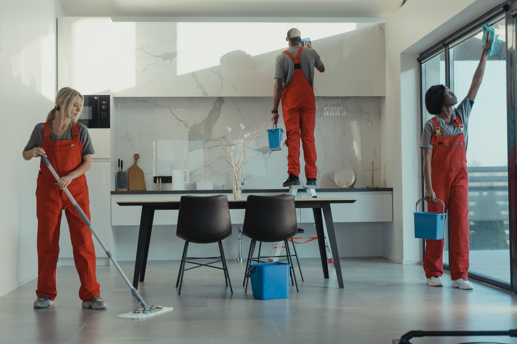 Equipe de trabalhadores terceirizados de limpeza uniformizados
