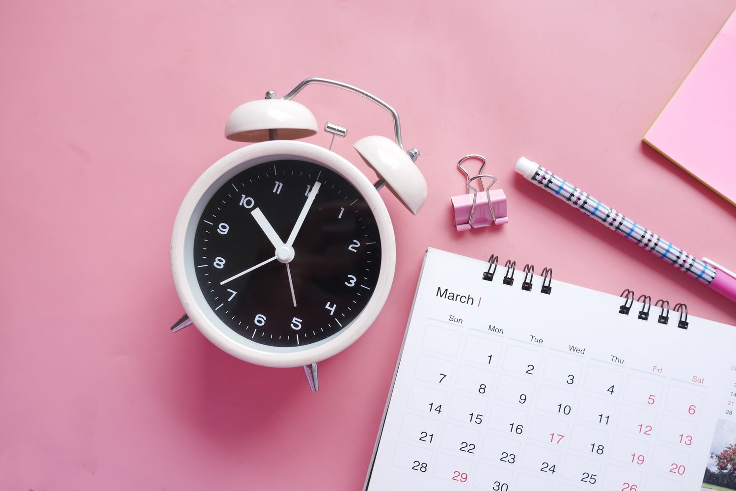 Relógio e calendário representando jornada e escalas de trabalho