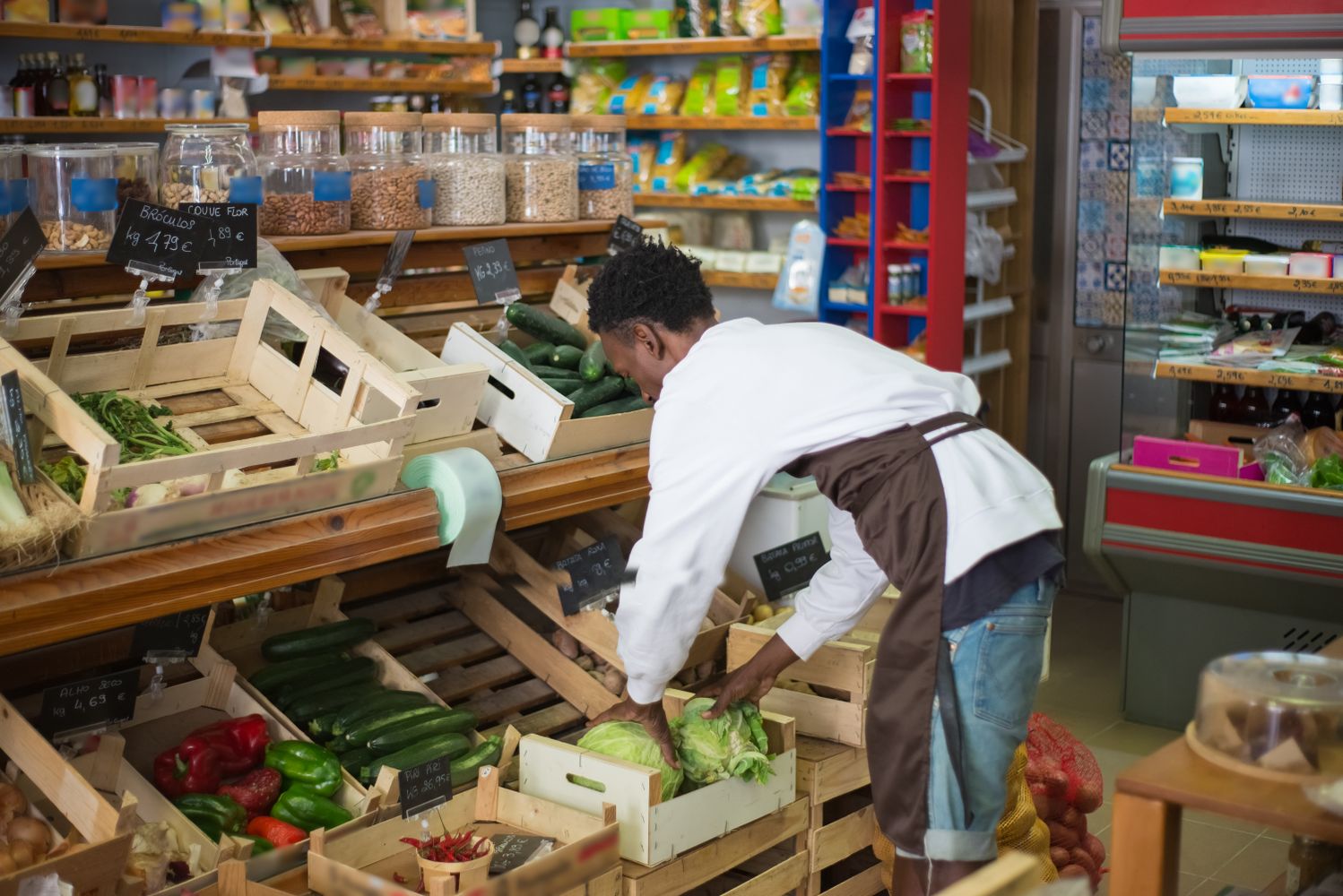 Trabalhador organizando produtos em supermercado