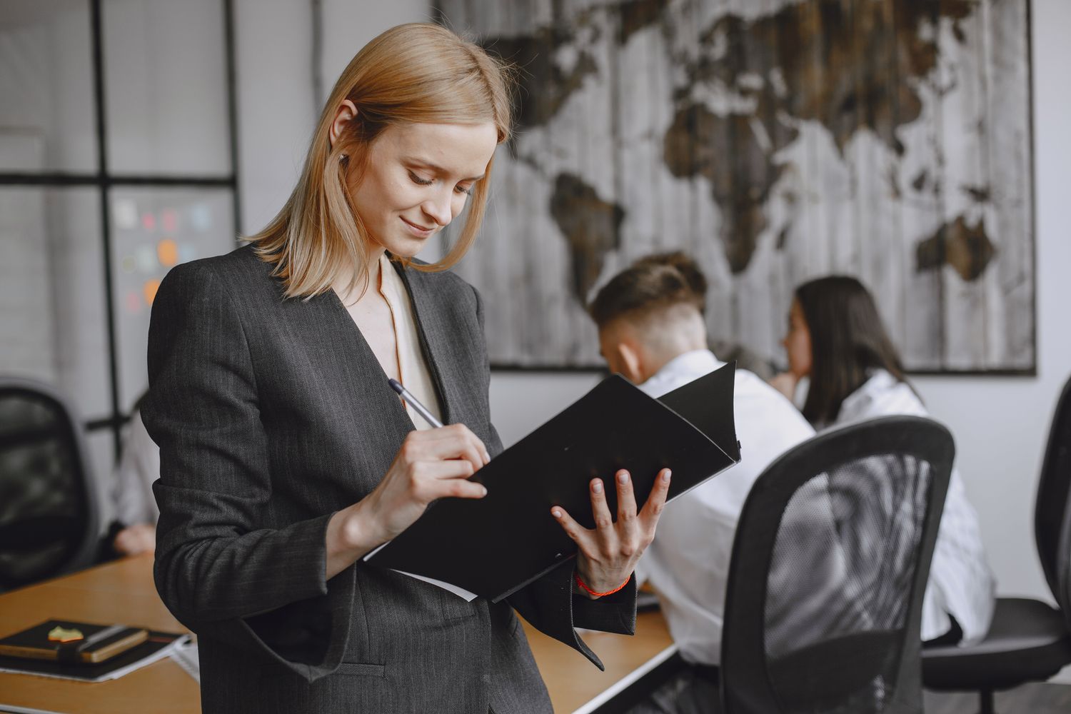 Mulher em ambiente de trabalho corporativo