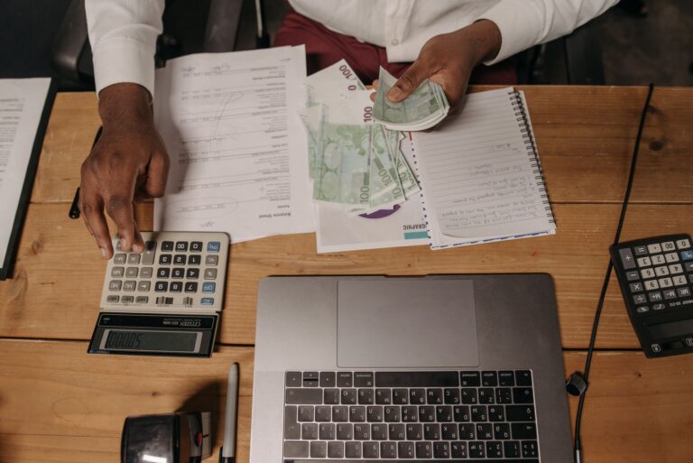 Trabalhador calculando participação nos lucros e resultados PLR