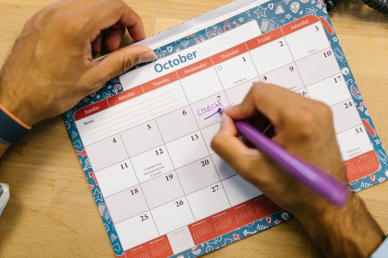 Trabalhador marcando prazo no calendário para não perder o direito de entrar com ação trabalhista