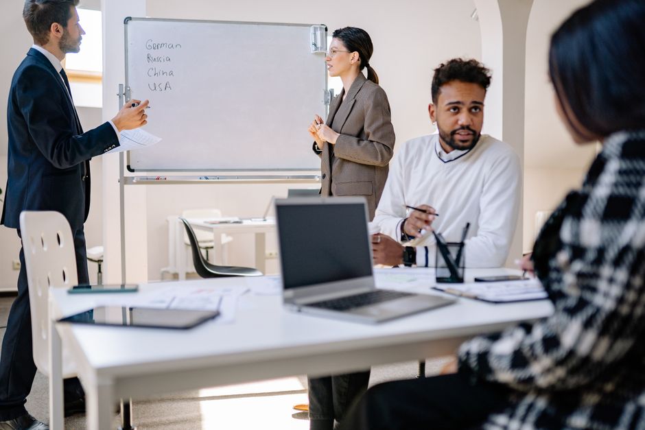 Equipe de trabalho diversa em reunião corporativa
