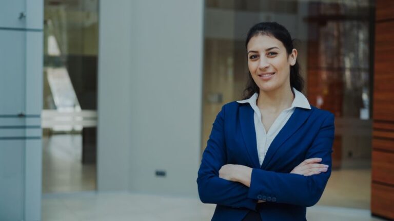 Mulher trabalhadora em ambiente corporativo