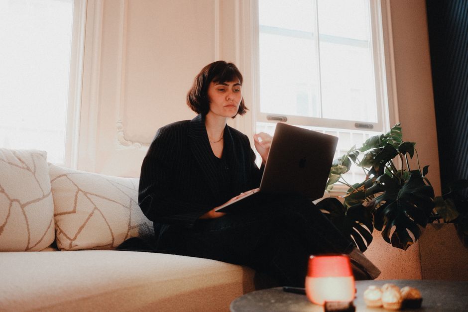 Mulher trabalhando em home office na sala de casa