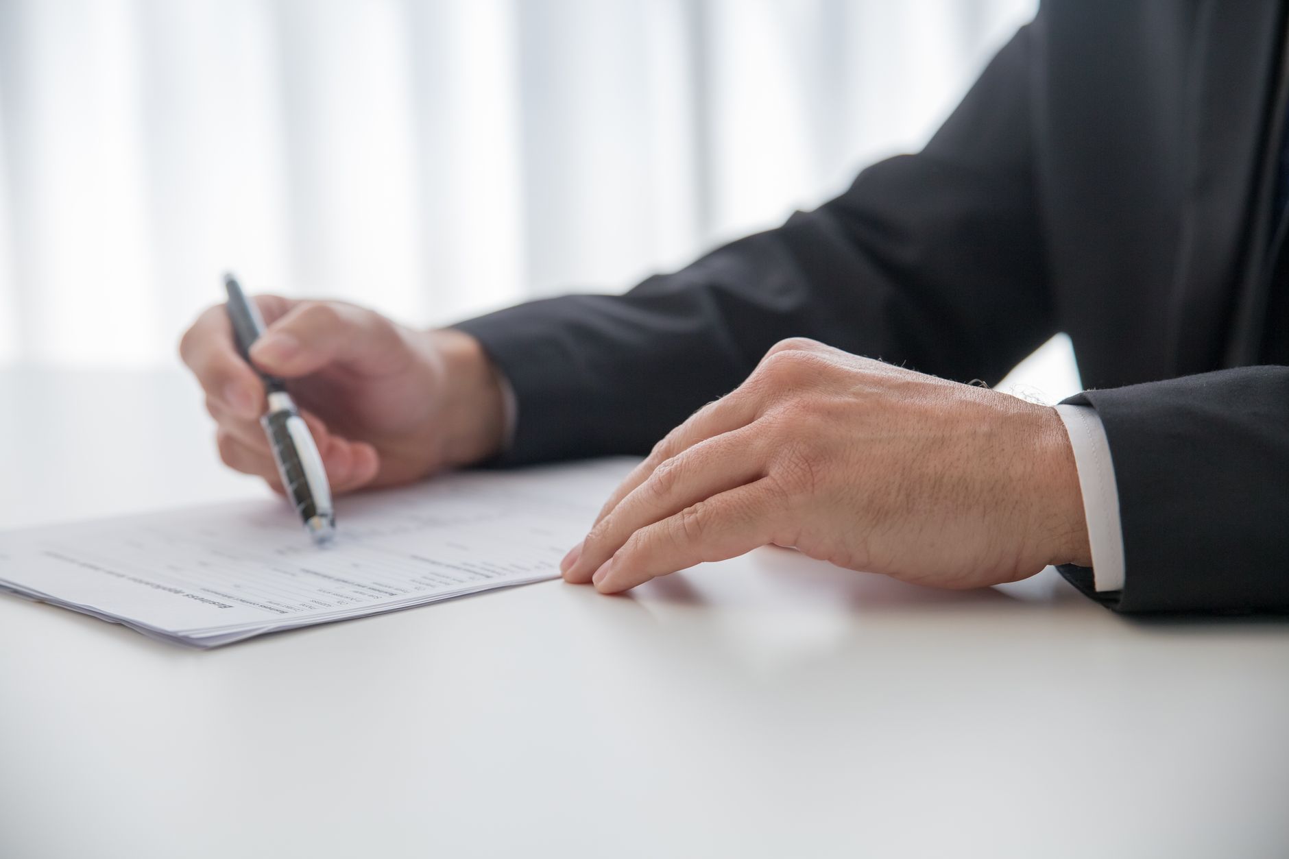 Profissional assina contrato de trabalho com cláusula de transferência de local
