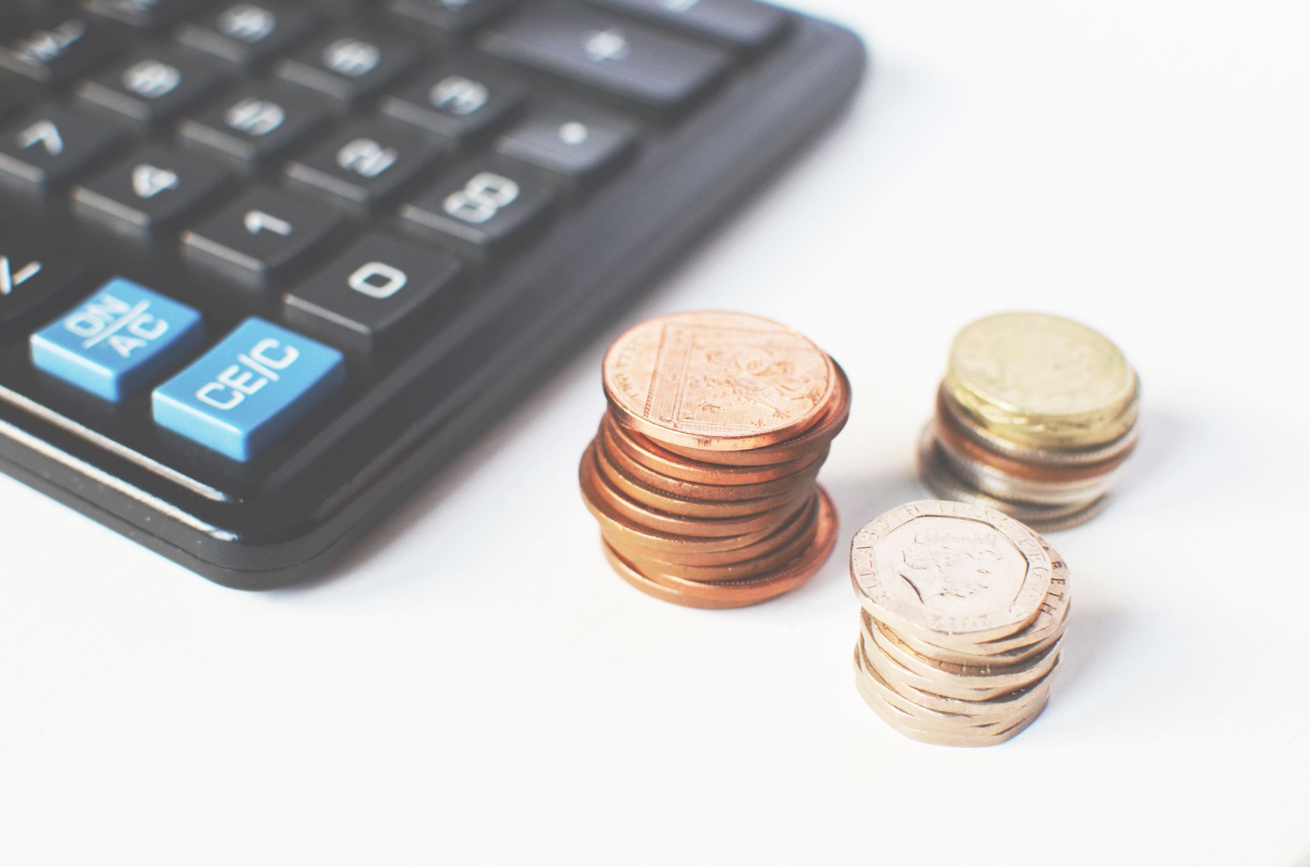 Calculadora e dinheiro representando o cálculo do adicional de transferência trabalhista