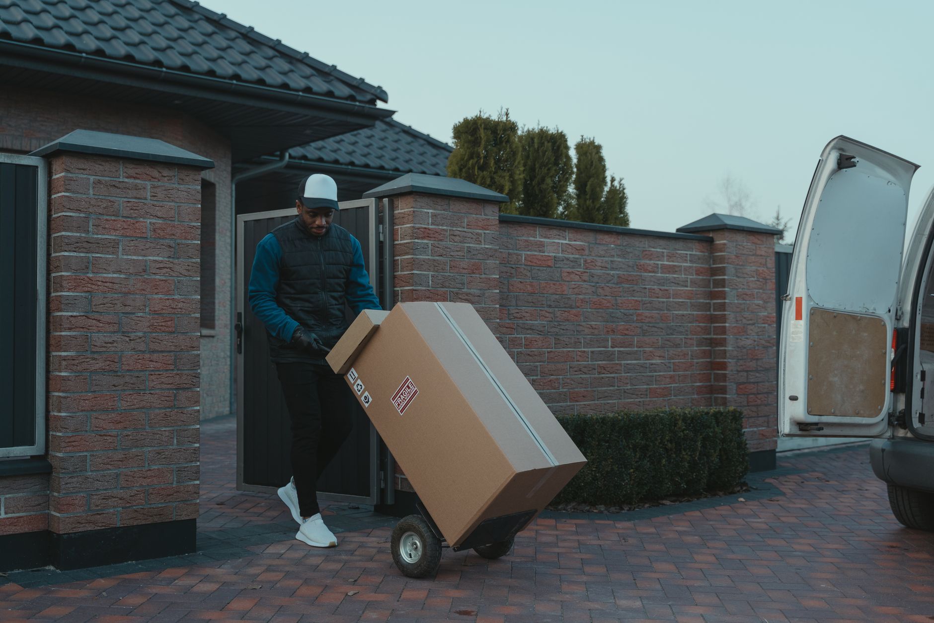 Trabalhador transporta caixas durante mudança motivada por transferência de emprego