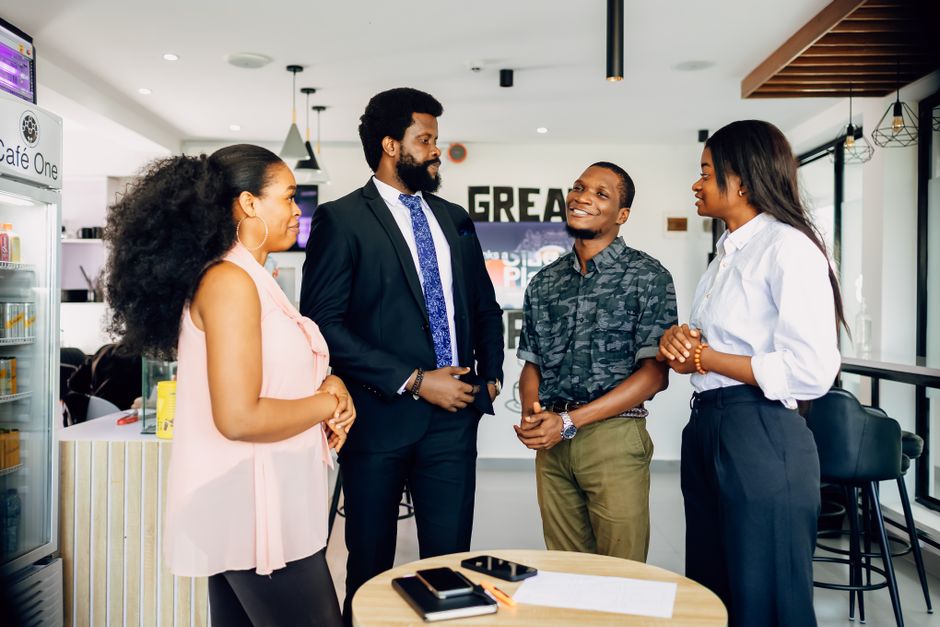 Equipe em reunião presencial no escritório