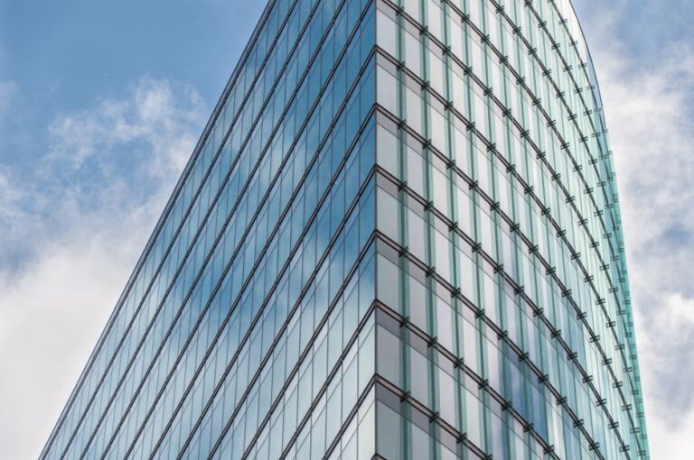 Fachada de prédio comercial moderno com vidros