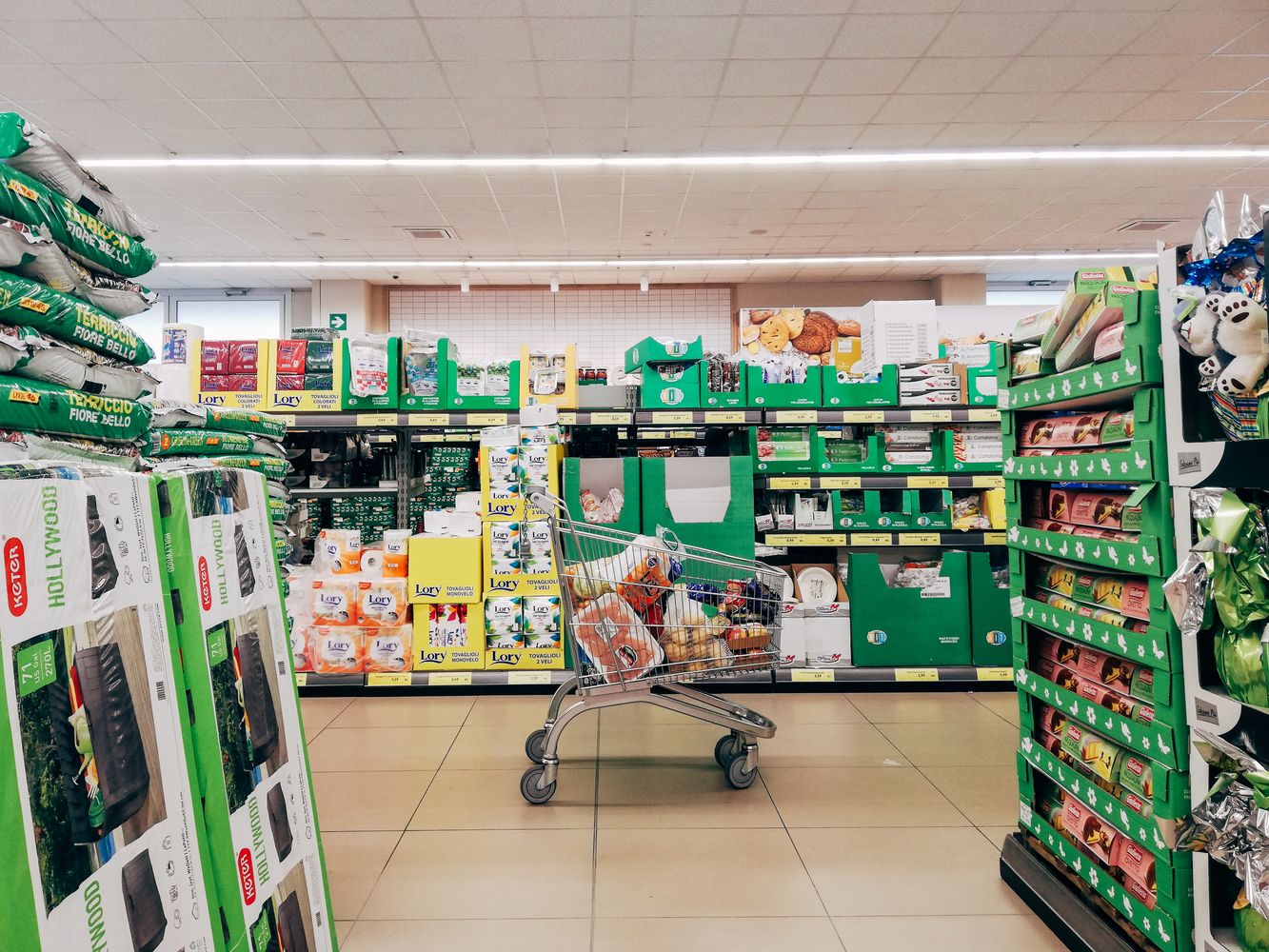 Carrinho de compras em corredor de supermercado