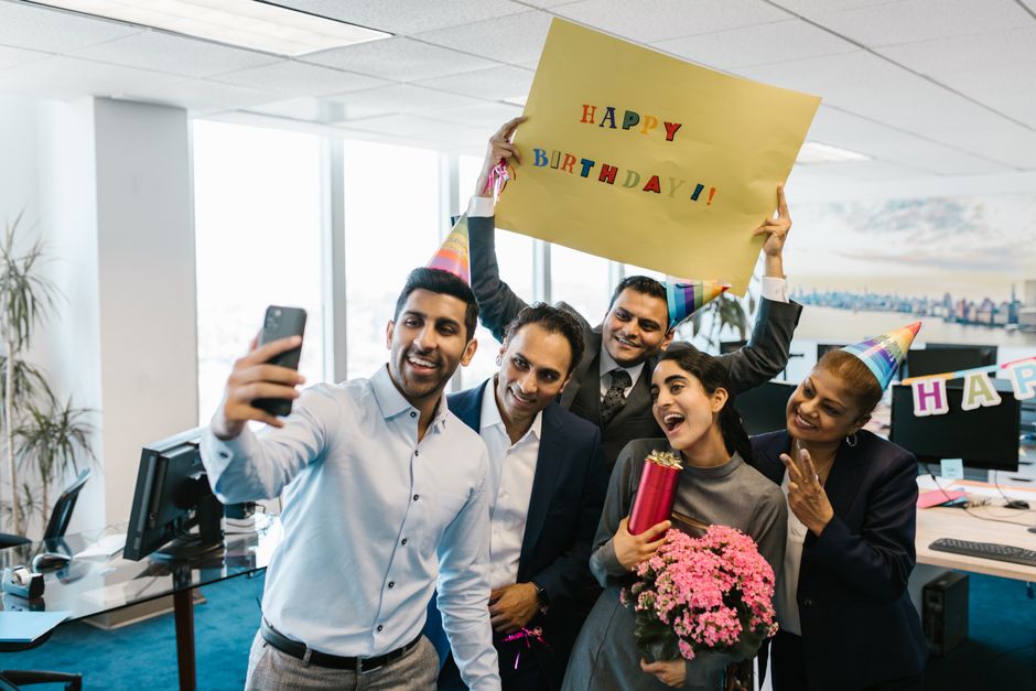 Celebração de aniversário no ambiente de trabalho