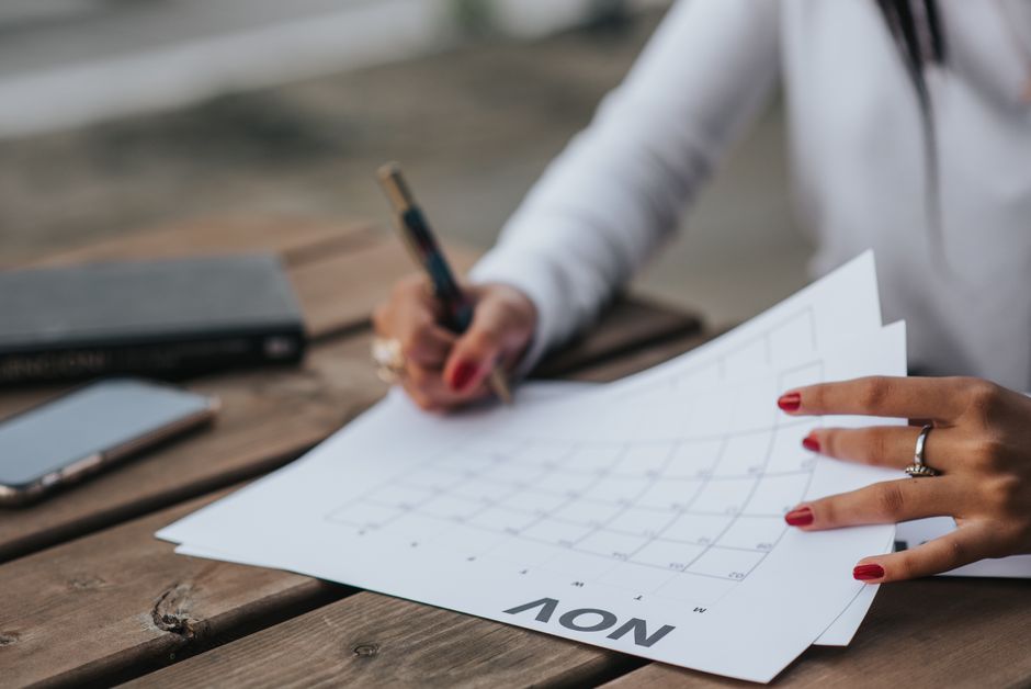 Mulher organizando calendário e planejamento de folgas