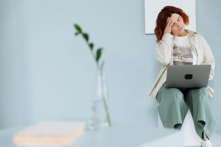 Trabalhador estressado no ambiente corporativo