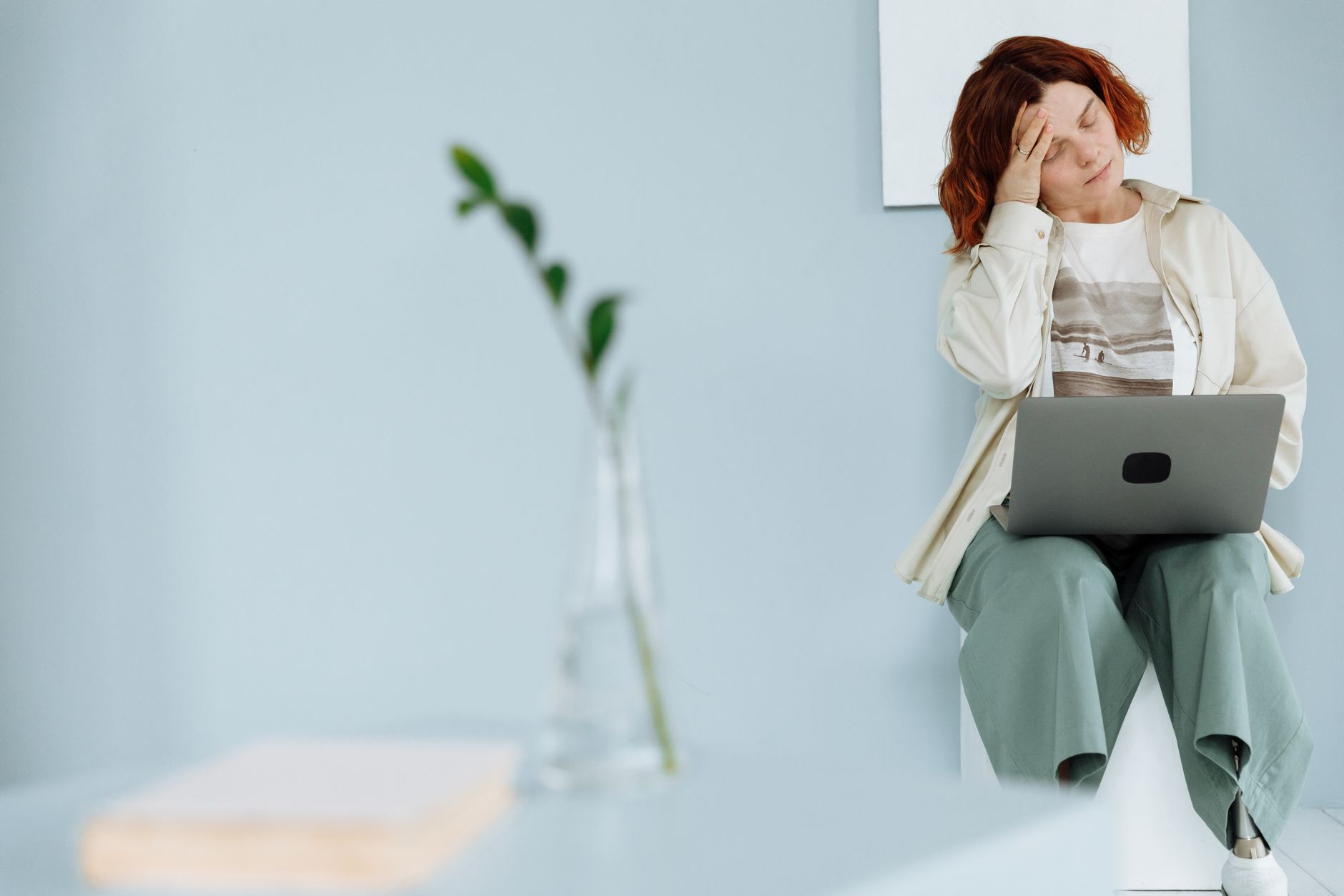 Trabalhador estressado no ambiente corporativo