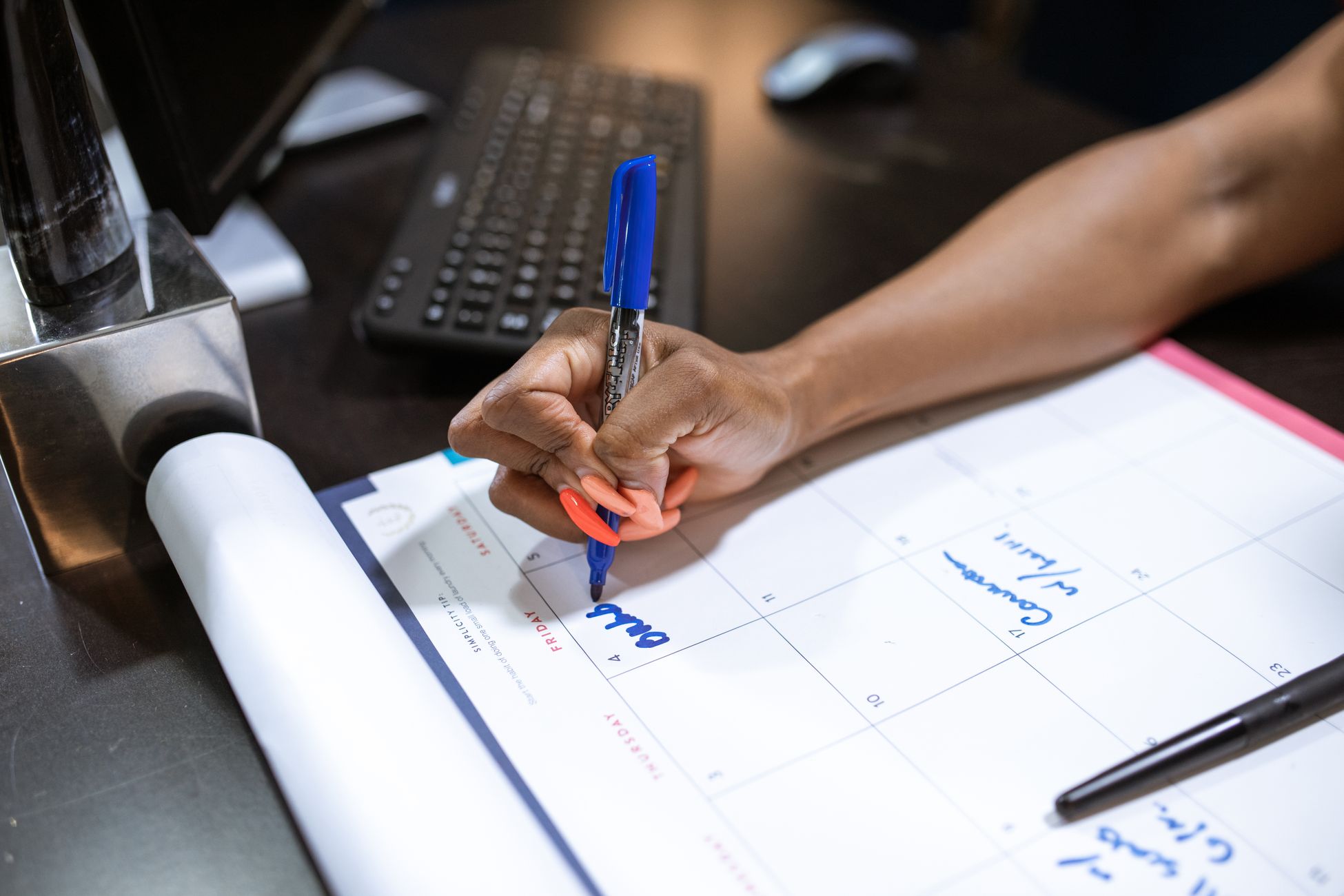Pessoa organizando compromissos no calendário