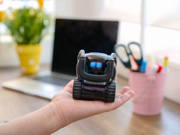 Pequeno robô sobre mesa de escritório simbolizando automação e inteligência artificial