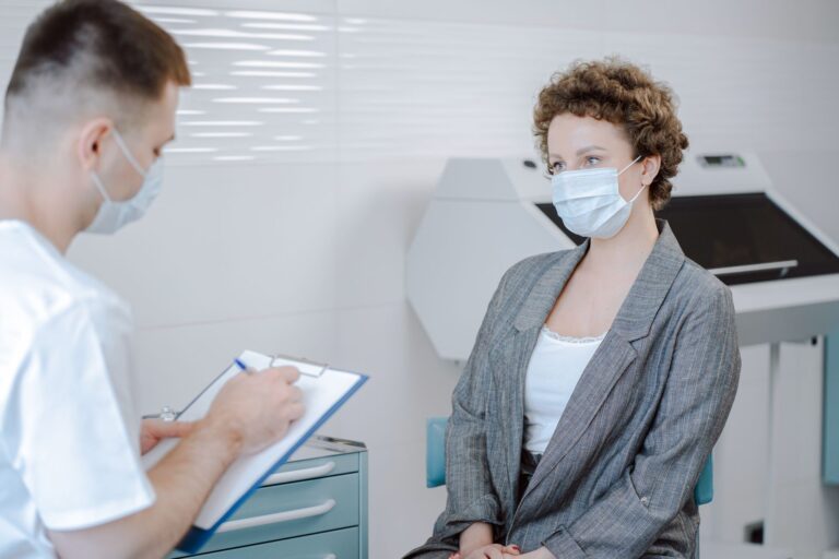 Médica conversando com paciente durante consulta