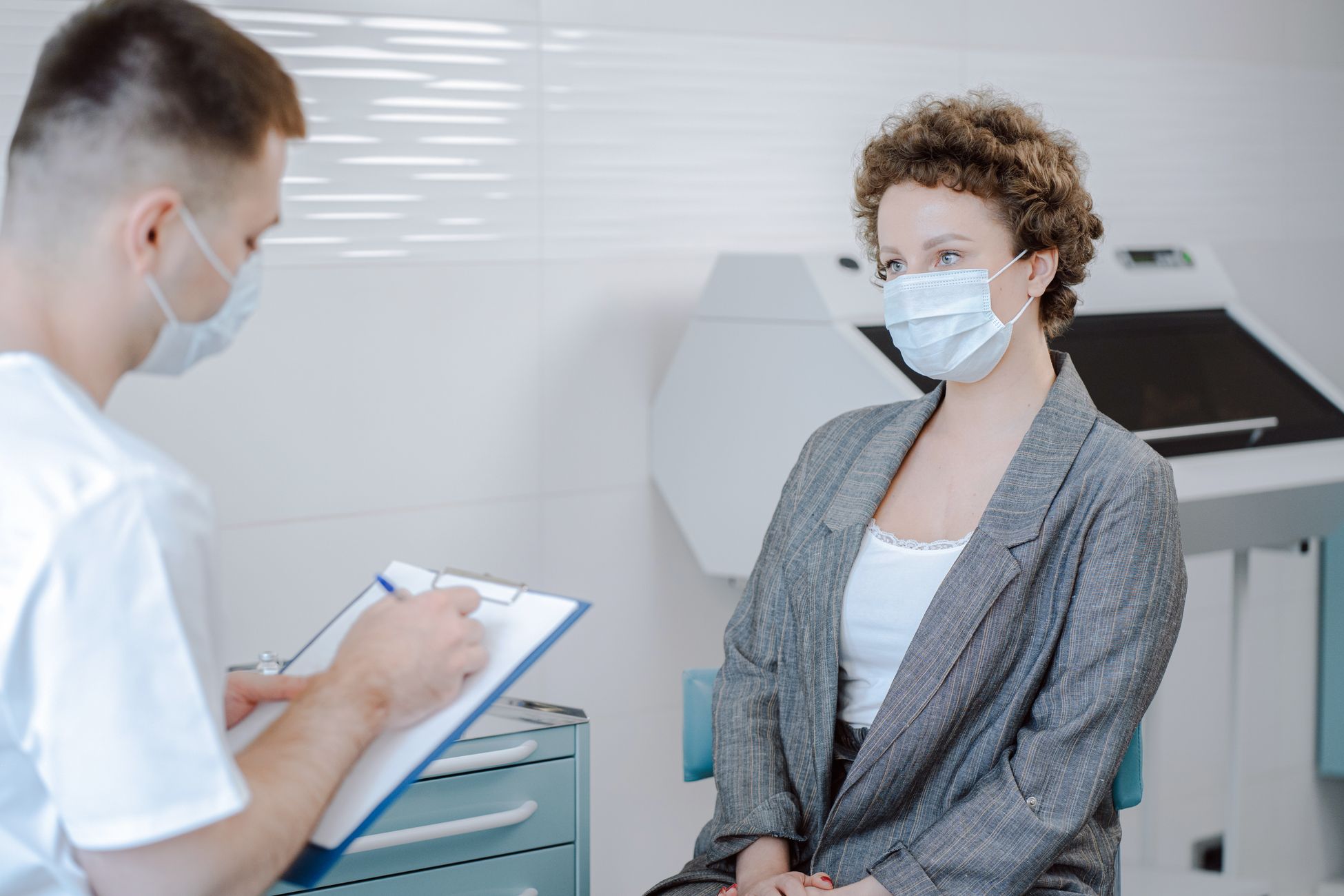 Médica conversando com paciente durante consulta