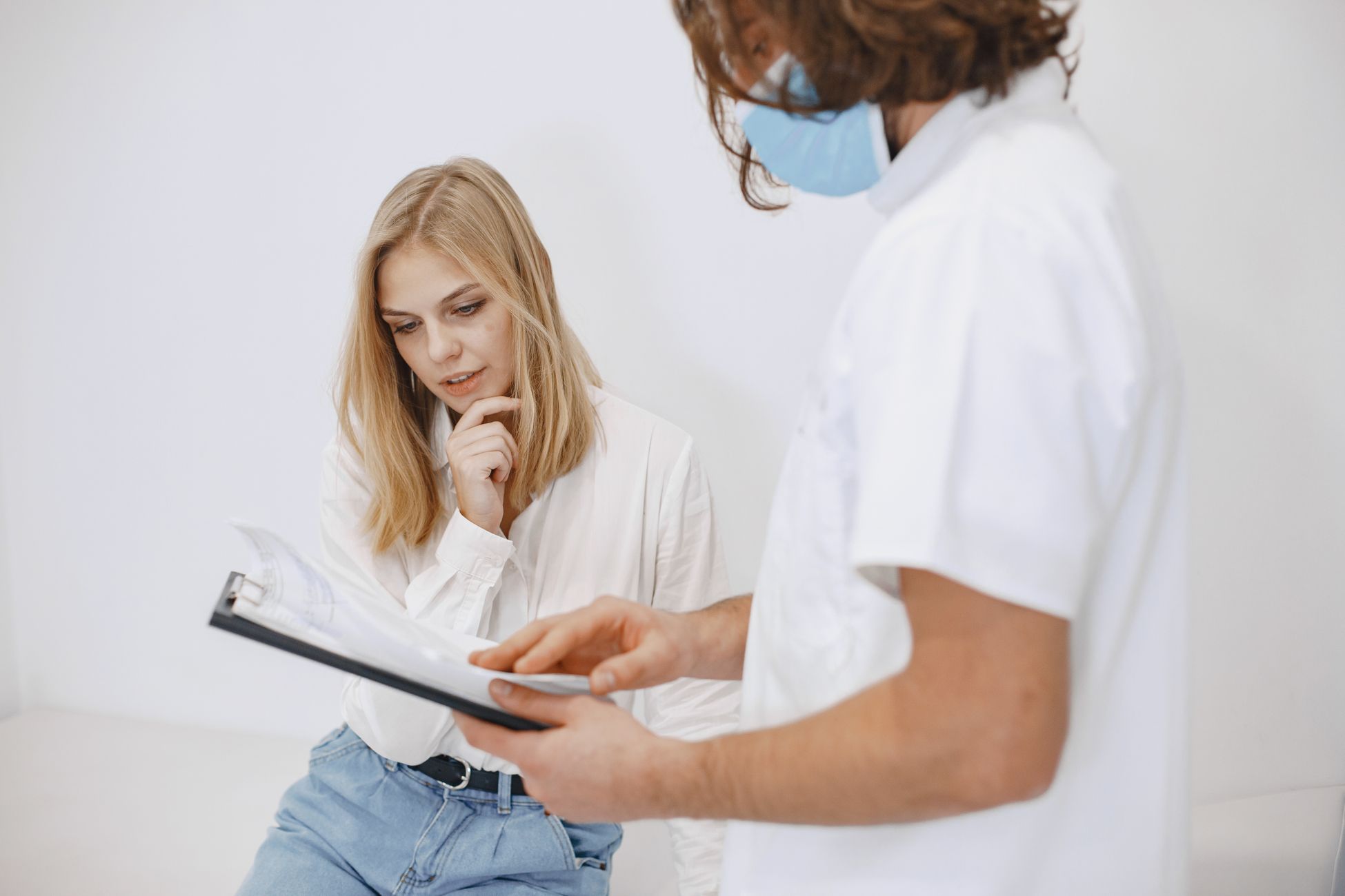 Médico e paciente analisando resultado de exame