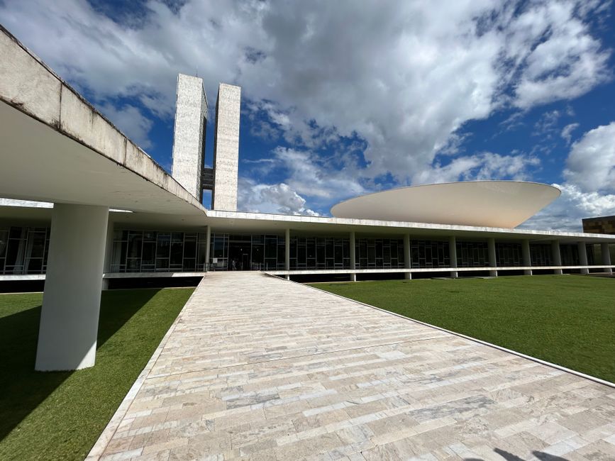 Arquitetura do Congresso Nacional em Brasília sob céu azul