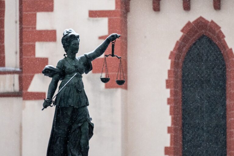 Balança da justiça representando decisão do STF