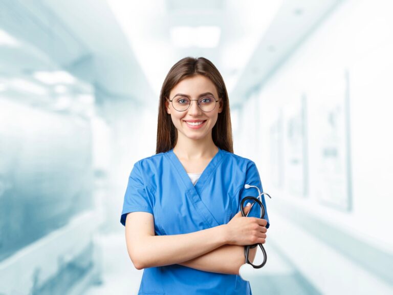 Técnica de enfermagem sorridente em corredor de hospital com estetoscópio