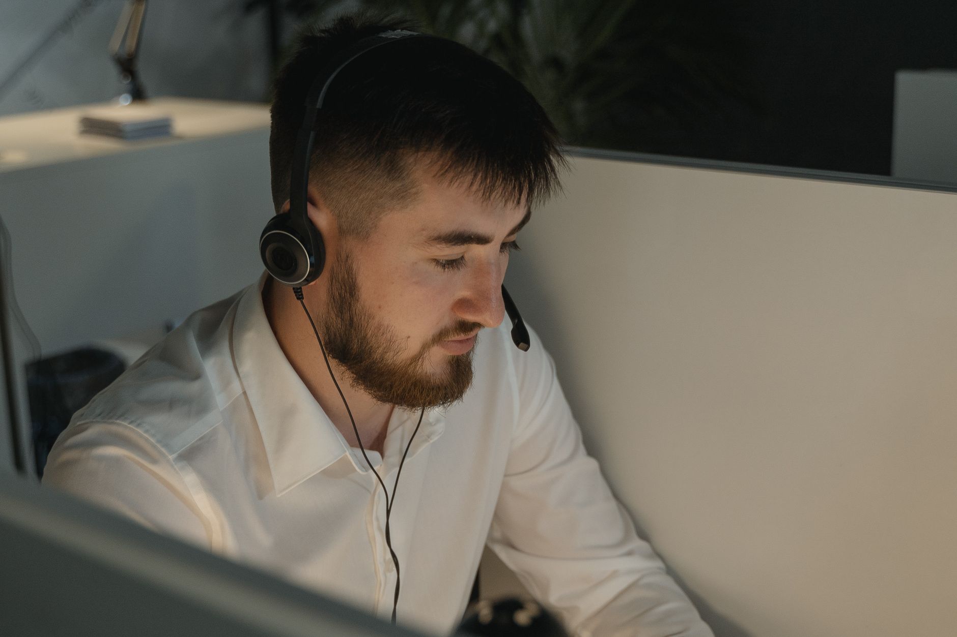 Trabalhador autista usando fone de ouvido para reduzir estímulos sensoriais durante o expediente