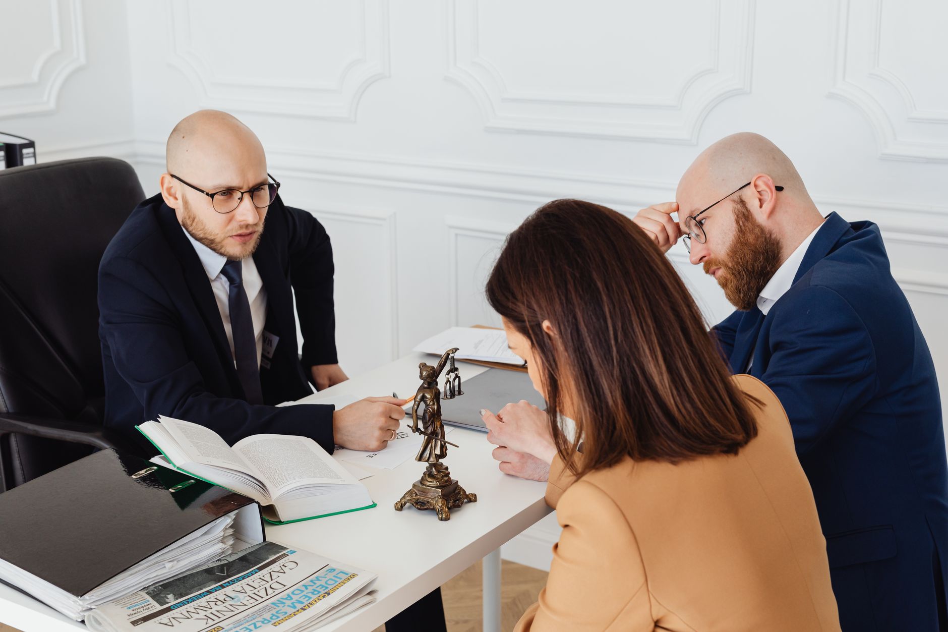 Advogada conversando com cliente durante consulta em escritório de advocacia