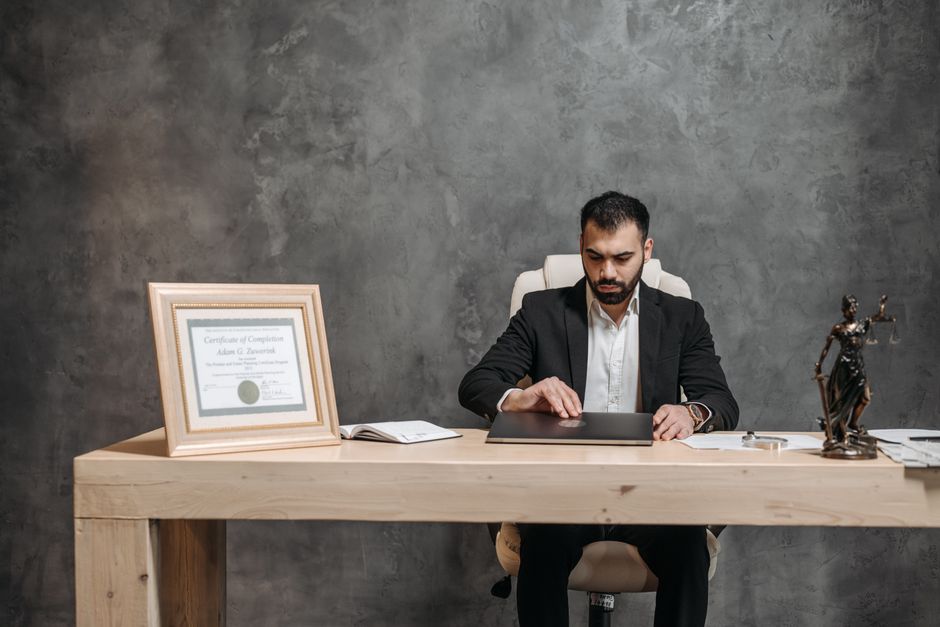 Advogado analisando documentos em escritório, representando defesa dos direitos trabalhistas