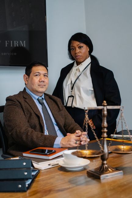 Advogados trabalhistas analisando caso com a balança da justiça sobre a mesa