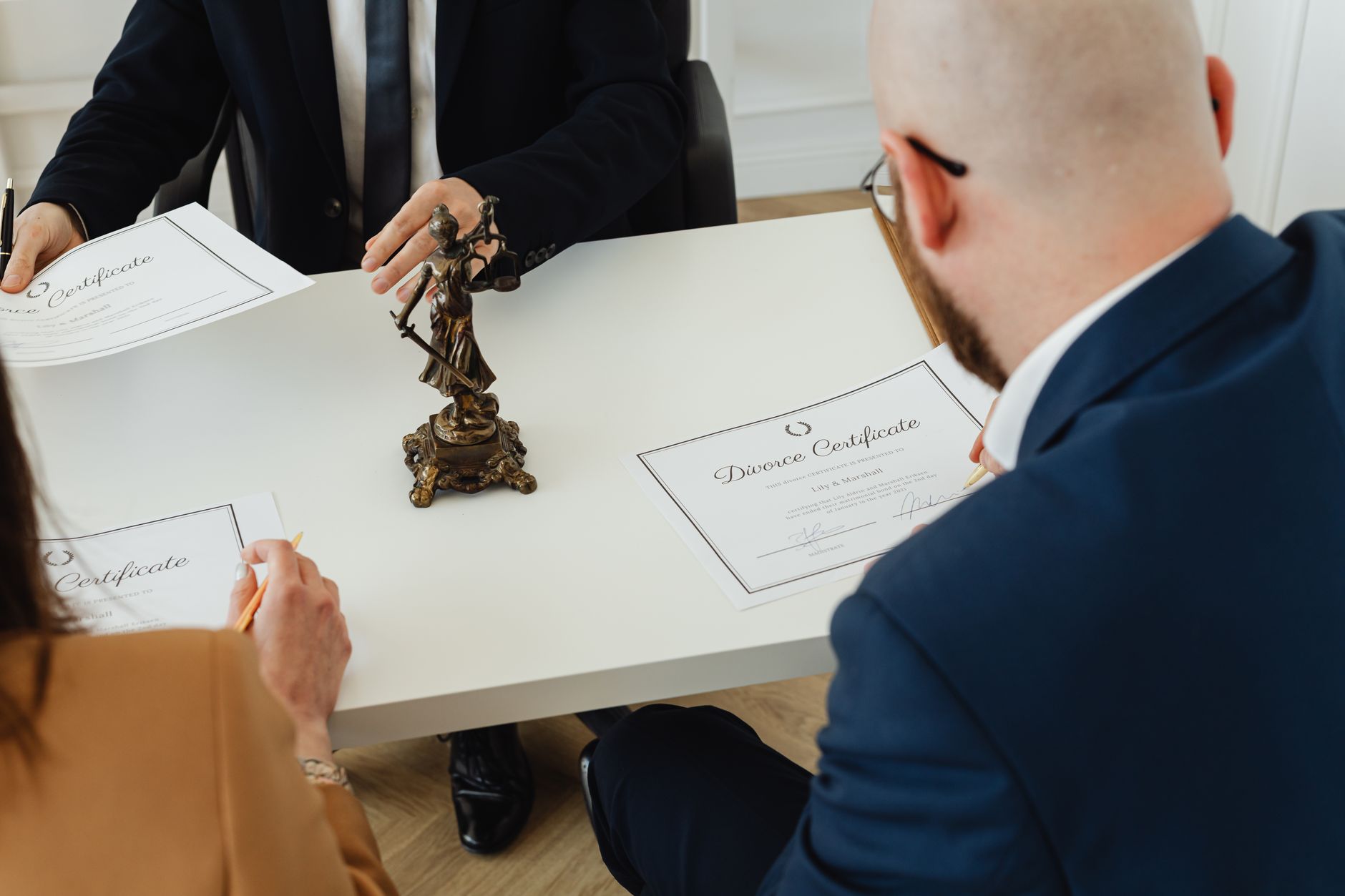 Advogado trabalhista orientando trabalhador sobre seus direitos