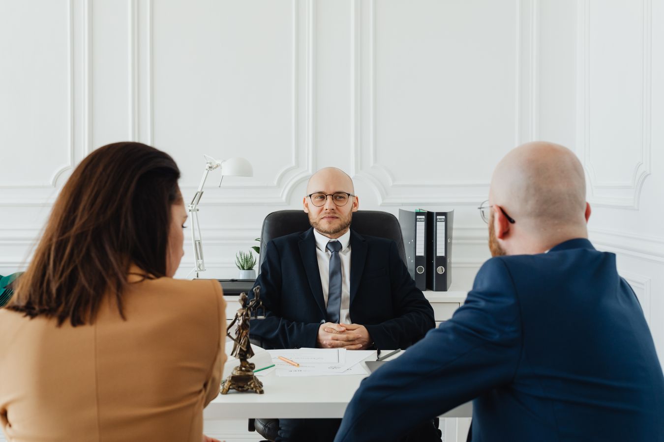 Advogado trabalhista reunido com cliente em escritório