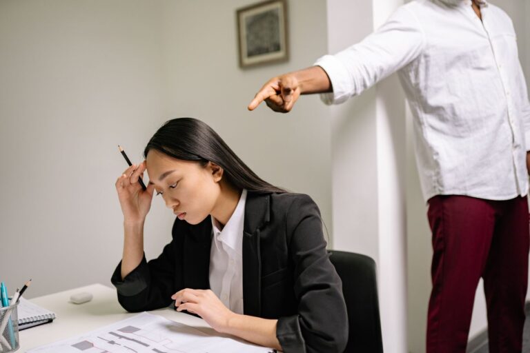 Trabalhadora sofrendo constrangimento e gordofobia de colega no ambiente de trabalho