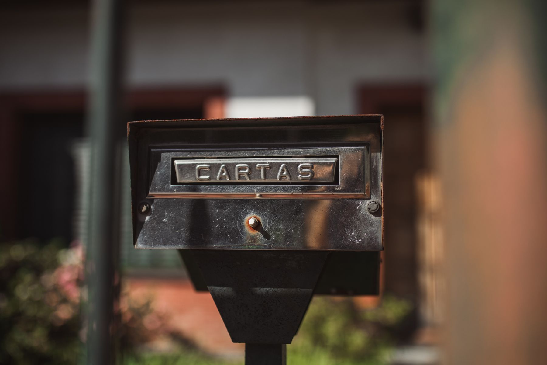 Caixa de correio com identificação de cartas ao ar livre