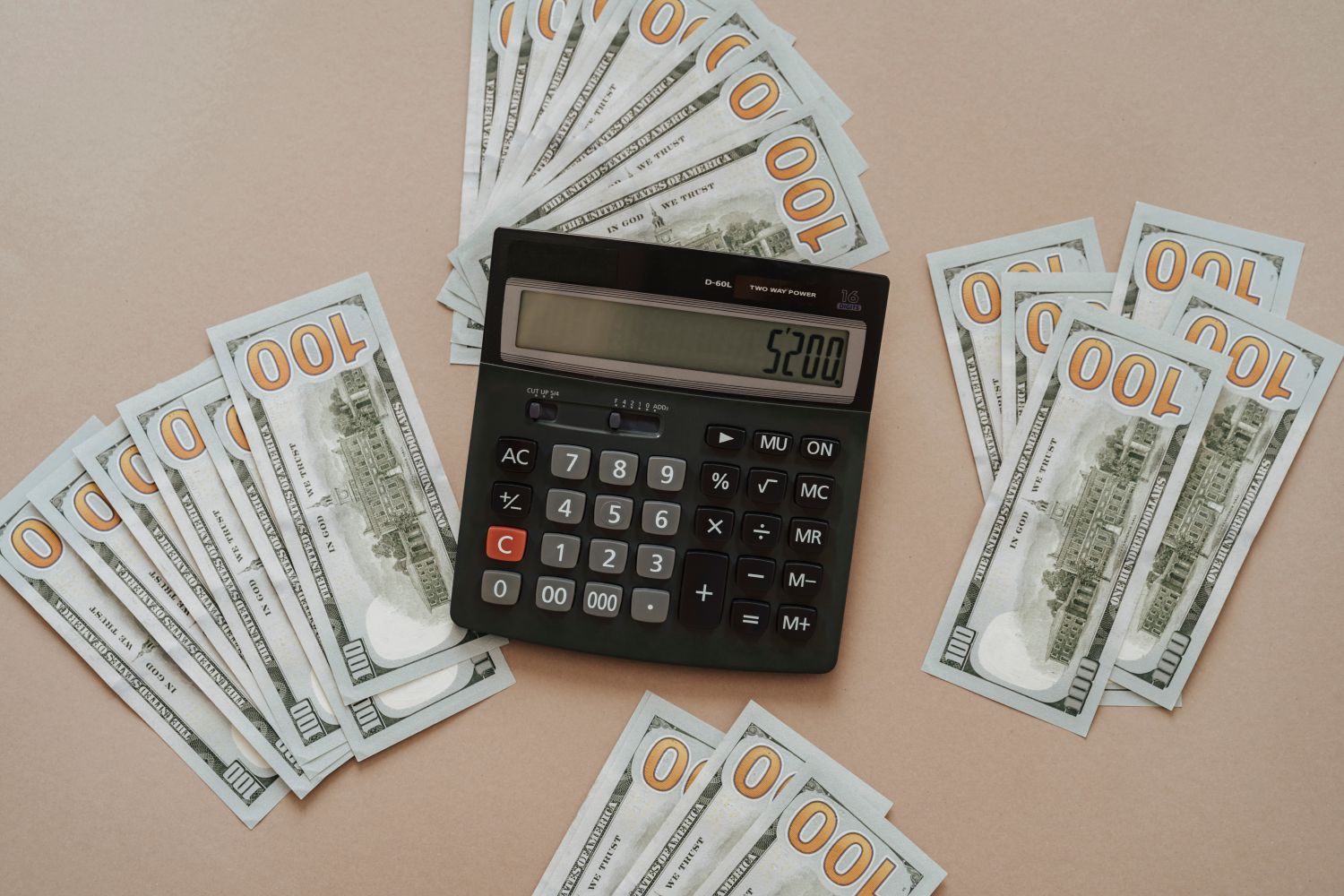 Calculadora sobre notas de dinheiro em cima da mesa
