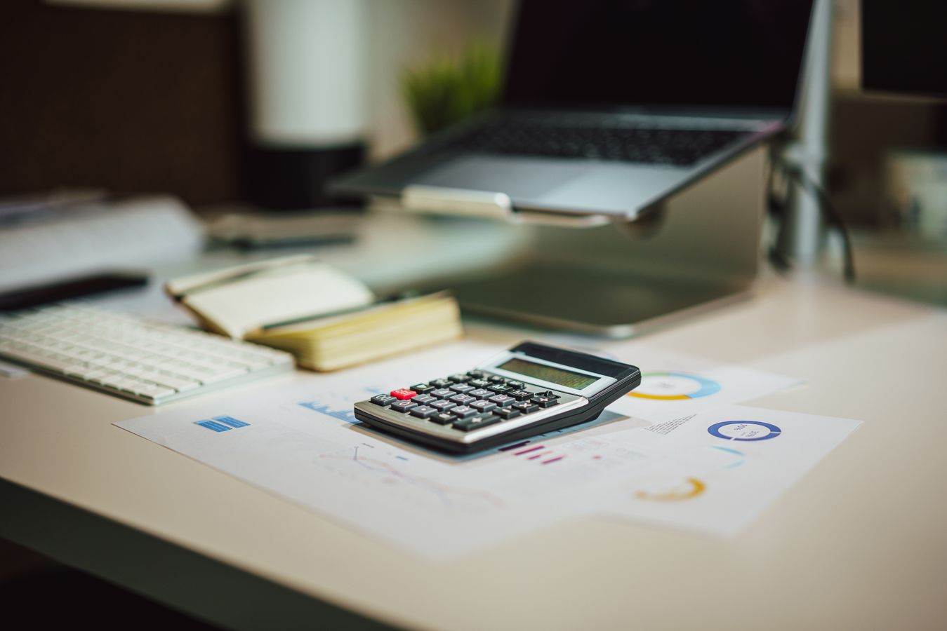 Trabalhador calculando valores e consultando documentos financeiros