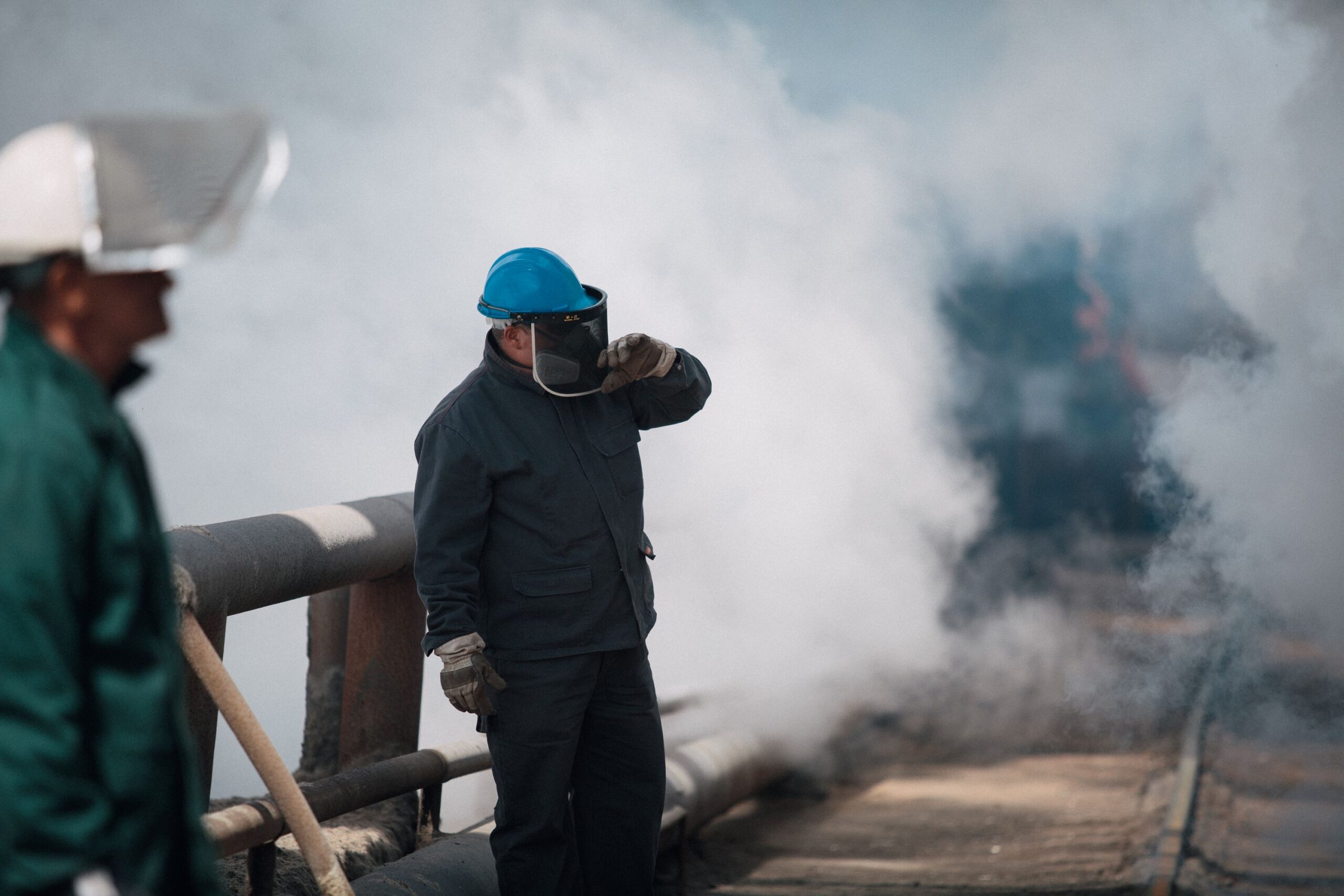 Trabalhador utilizando equipamento de proteção individual em ambiente industrial