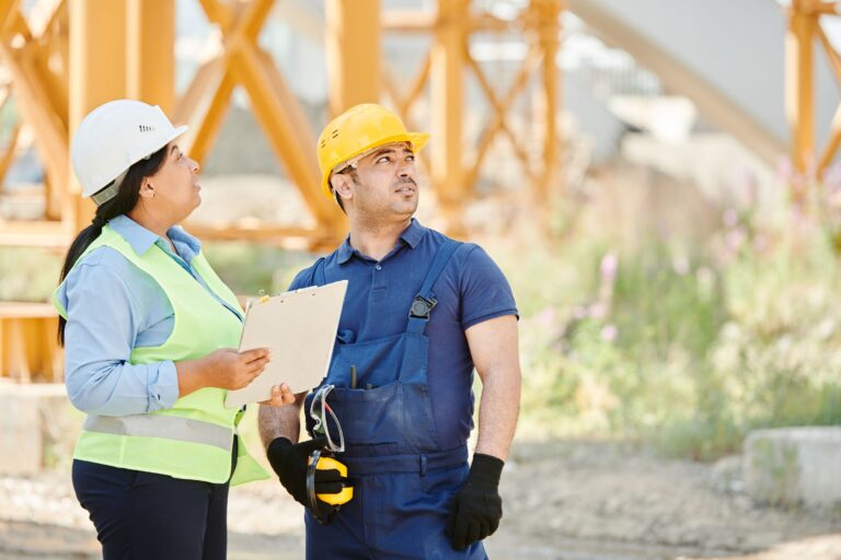 Membros da CIPA em inspeção de segurança em canteiro de obras