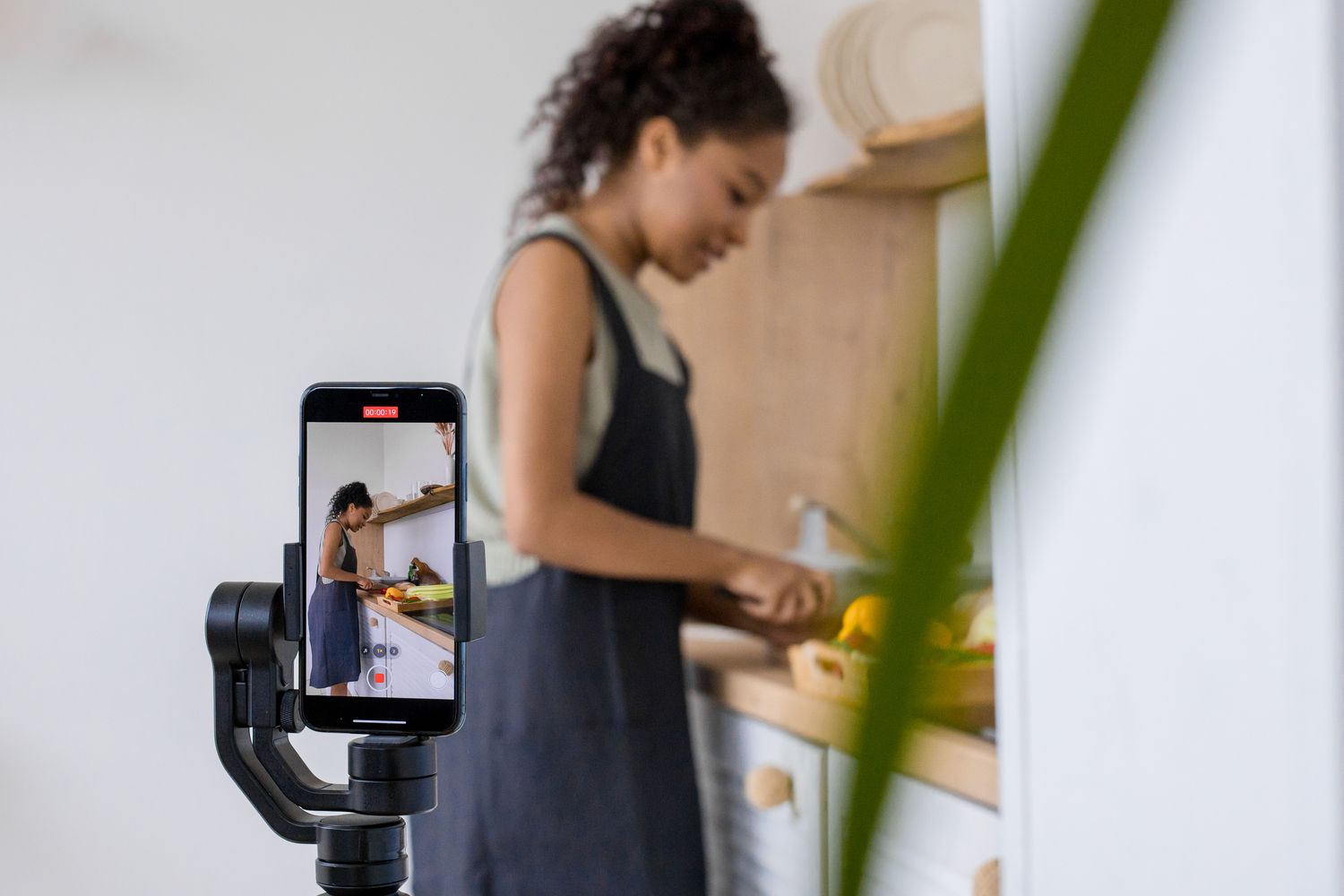 Cliente filmando funcionária com celular dentro de uma loja