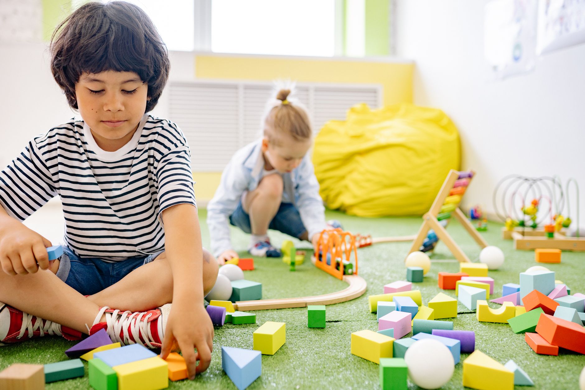 Crianças brincando em ambiente de creche durante o período em que os pais trabalham