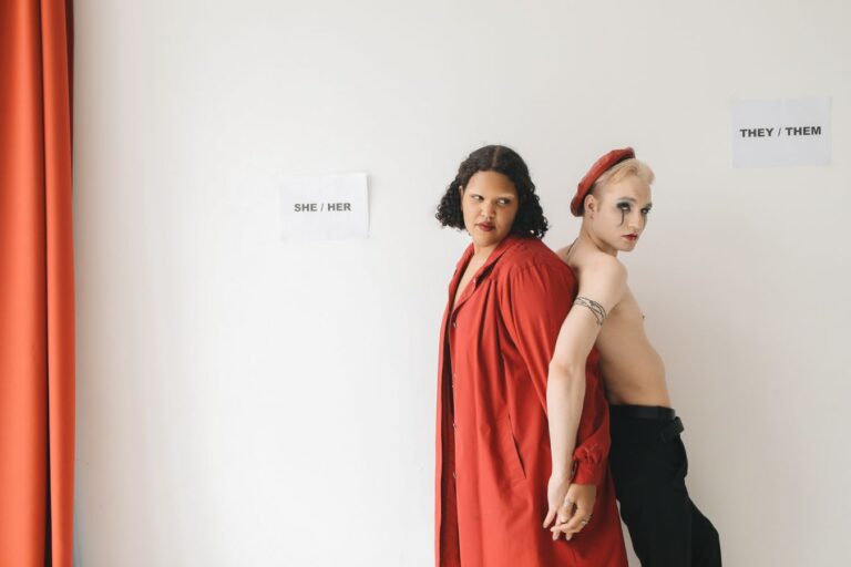 Pessoas trans no ambiente de trabalho representando diversidade de gênero