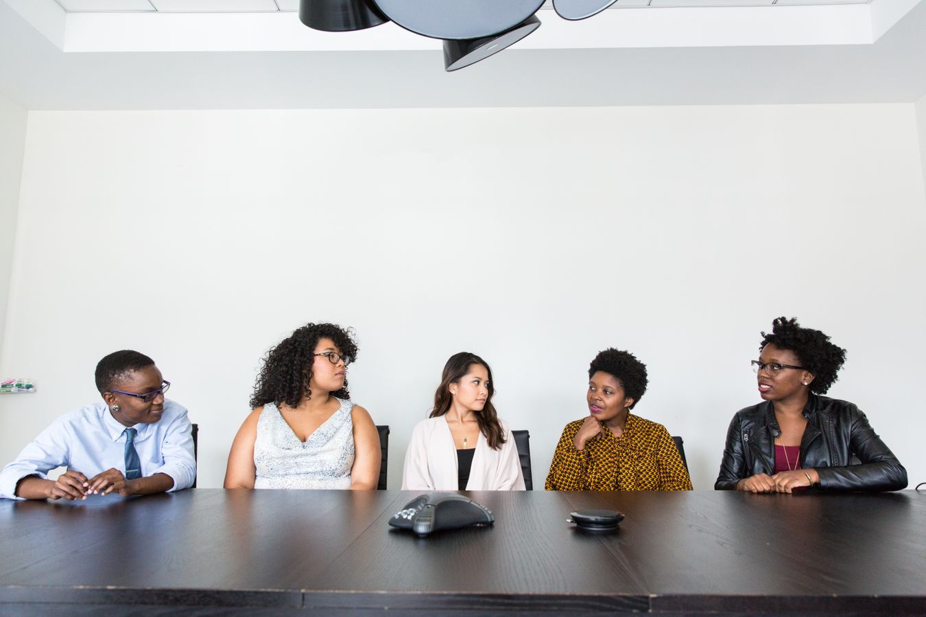 Equipe diversa reunida em escritório inclusivo