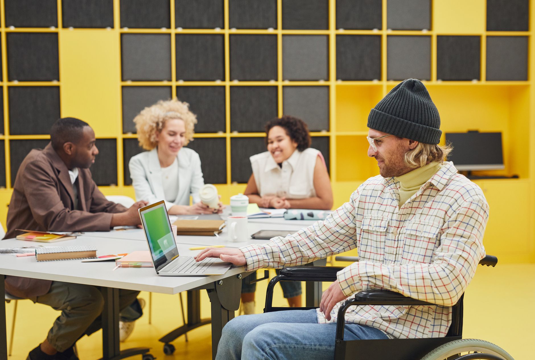 Equipe diversa e inclusiva colaborando em ambiente de trabalho acolhedor