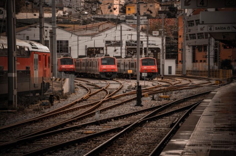 Estação de trem urbano em horário de movimento
