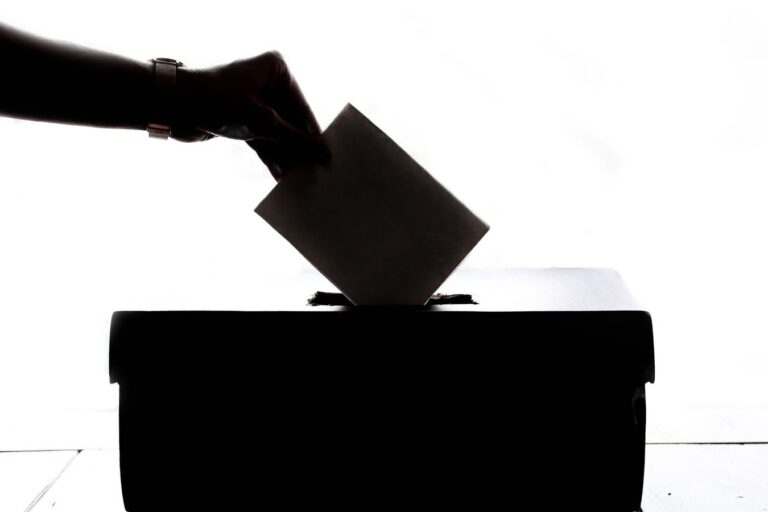 Eleitor depositando o voto na urna nas eleições