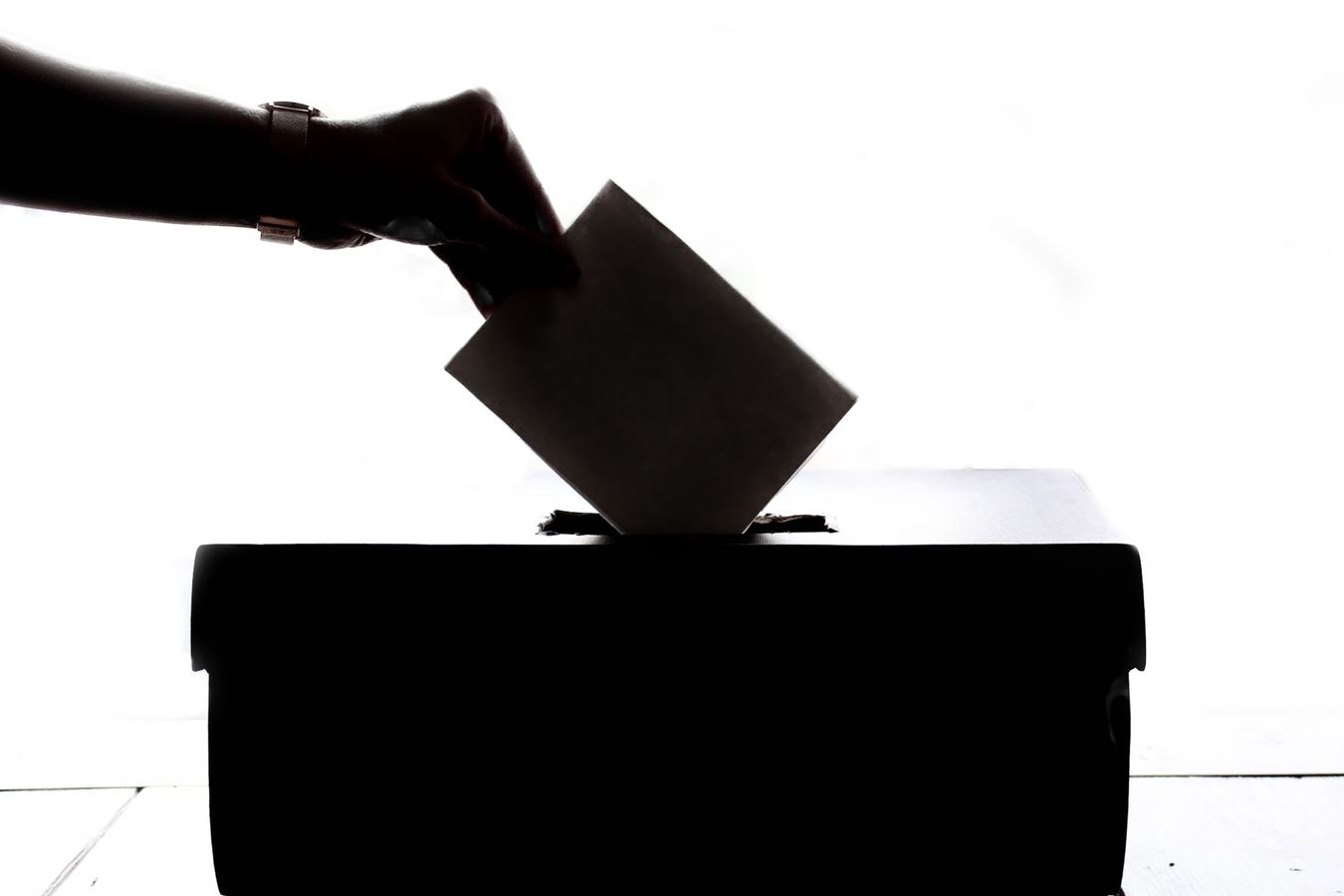 Eleitor depositando o voto na urna nas eleições